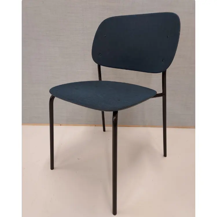 Hale PET Felt chair - blauw - zwart - schuin.webp
