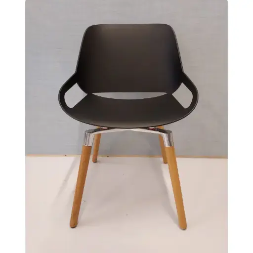 Numo Stoel – Zwart met Houten 4-Poot